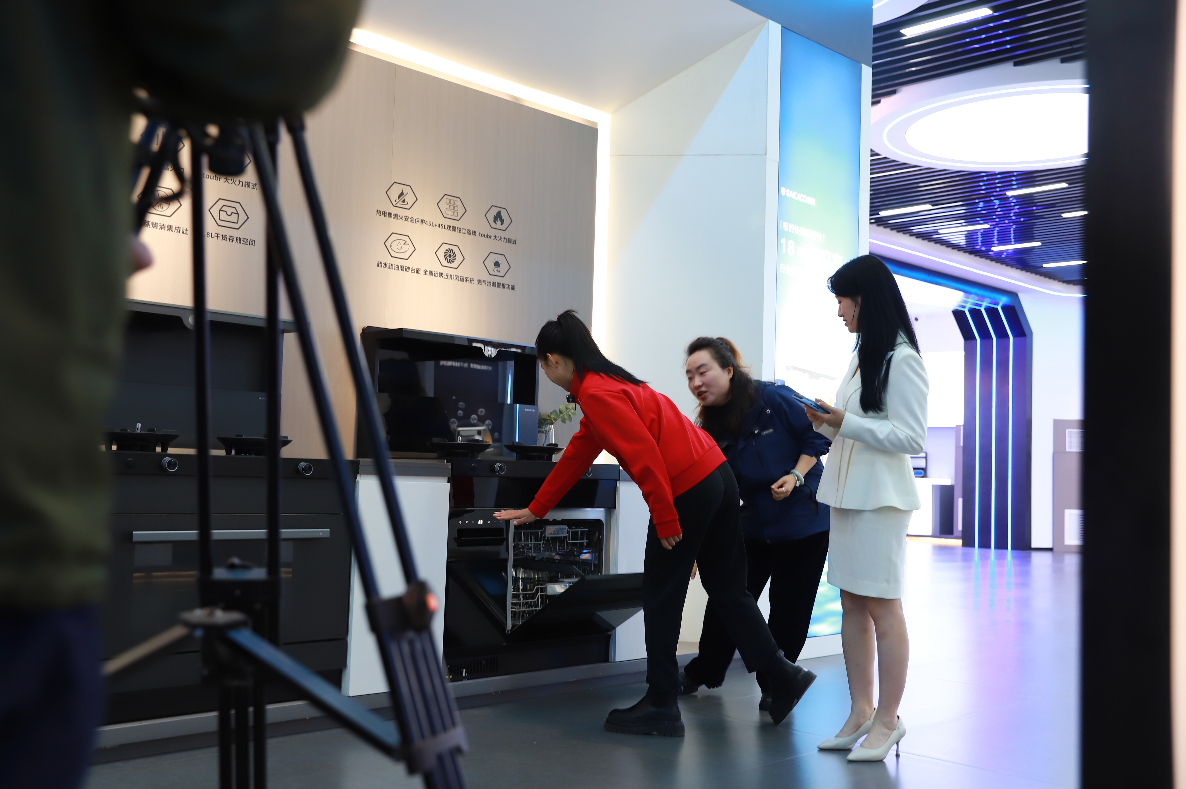 健美操冠军潘婷空降直播间，300+板川KD1X订单见证冠军之选！